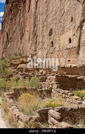 Ruines de fondations en pierre avant pétroglyphes sculptés dans les parois du canyon recouvertes de tuf de cendres volcaniques par les habitants des falaises de Puebloan Banque D'Images