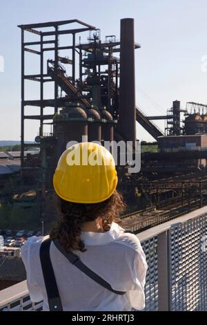 Une femme sur le Skywalk photographie le haut fourneau de l'usine industrielle Phoenix-West, Allemagne, Rhénanie du Nord-Westphalie, région de la Ruhr, Dortmund Banque D'Images