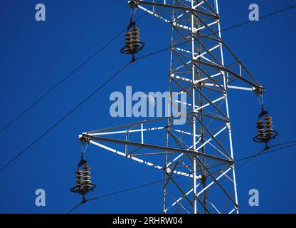 Lune derrière le pylône haute tension dans le ciel bleu, Italie, Vénétie, Udine, Venzone Banque D'Images