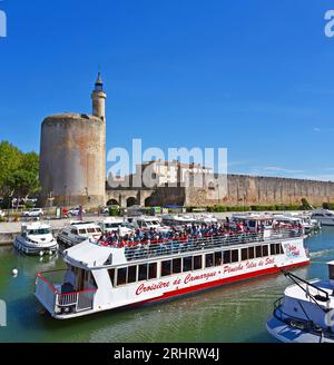 Bateau d'excursion devant la tour fortifiée de la Tour de Constance et les remparts de la ville, Franken, Franconie, Okzitanien, Aigues mortes Banque D'Images