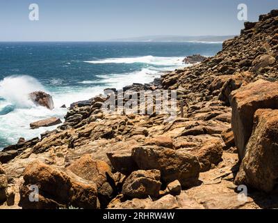 Cape to Cape Track traverse une côte rocheuse au nord de Gracetown, parc national de Leeuwin-Naturaliste, Australie occidentale Banque D'Images