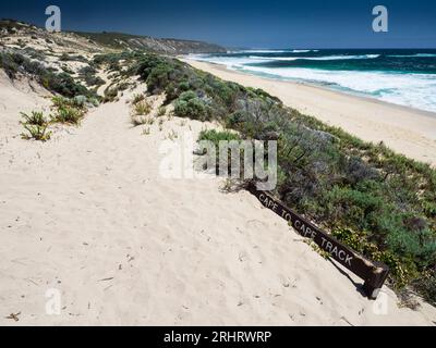 Panneau de cap à cap enterré sous le sable, Gallows Beach, au nord de Gracetown, parc national de Leeuwin-Naturaliste, Australie occidentale Banque D'Images