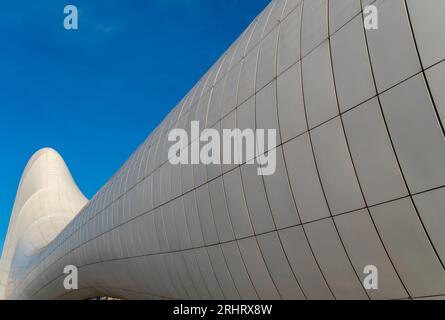 Bakou, Azerbaïdjan - 4 février 2020 : conception abstraite du centre Heydar Aliyev point de repère à Bakou Azerbaïdjan conçu par Zaha Hadid qui sert de c Banque D'Images