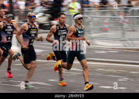 Triathlètes vus courir lors de l'épreuve de test individuel masculine. Un an avant le début des Jeux Olympiques, l’organisation Paris 2024 réalise quatre épreuves de triathlon tests entre le 17 et le 20 août, dans le but de tester différents dispositifs sportifs. Dans l'épreuve individuelle masculine, le Britannique Alex Yee a gagné. Le Portugais Vasco Vilaça est classé deuxième suivi par le Français Dorian Coninx. Banque D'Images