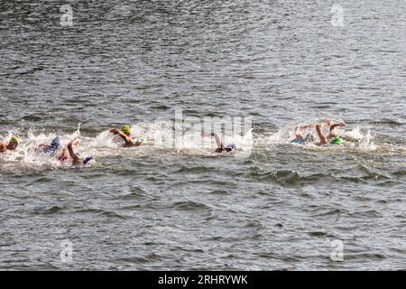 Paris, France. 18 août 2023. Triathlètes vus nager pendant l'épreuve individuelle de test des hommes. Un an avant le début des Jeux Olympiques, l’organisation Paris 2024 réalise quatre épreuves de triathlon tests entre le 17 et le 20 août, dans le but de tester différents dispositifs sportifs. Dans l'épreuve individuelle masculine, le Britannique Alex Yee a gagné. Le Portugais Vasco Vilaça est classé deuxième suivi par le Français Dorian Coninx. (Photo Telmo Pinto/SOPA Images/Sipa USA) crédit : SIPA USA/Alamy Live News Banque D'Images