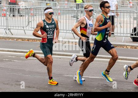 Paris, France. 18 août 2023. Triathlètes vus courir lors de l'épreuve de test individuel masculine. Un an avant le début des Jeux Olympiques, l’organisation Paris 2024 réalise quatre épreuves de triathlon tests entre le 17 et le 20 août, dans le but de tester différents dispositifs sportifs. Dans l'épreuve individuelle masculine, le Britannique Alex Yee a gagné. Le Portugais Vasco Vilaça est classé deuxième suivi par le Français Dorian Coninx. (Photo Telmo Pinto/SOPA Images/Sipa USA) crédit : SIPA USA/Alamy Live News Banque D'Images