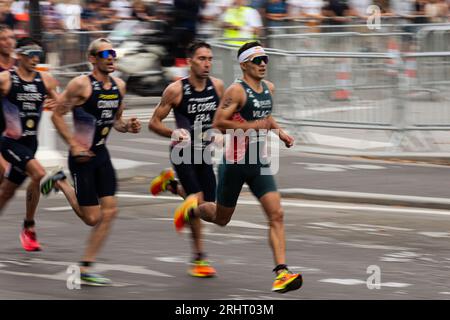 Paris, France. 18 août 2023. Triathlètes vus courir lors de l'épreuve de test individuel masculine. Un an avant le début des Jeux Olympiques, l’organisation Paris 2024 réalise quatre épreuves de triathlon tests entre le 17 et le 20 août, dans le but de tester différents dispositifs sportifs. Dans l'épreuve individuelle masculine, le Britannique Alex Yee a gagné. Le Portugais Vasco Vilaça est classé deuxième suivi par le Français Dorian Coninx. (Photo Telmo Pinto/SOPA Images/Sipa USA) crédit : SIPA USA/Alamy Live News Banque D'Images