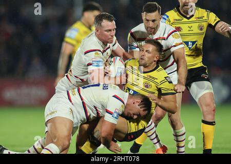 Wakefield, Royaume-Uni. 18 août 2023. Be Well support Stadium, Wakefield, West Yorkshire, 18 août 2023. Betfred Super League Wakefield Trinity vs Castleford Tigers Greg Eden de Castleford Tigers affronté par Jai Whitbread Matty Ashurst et Luke Gale de Wakefield Trinity Credit : Touchlinepics/Alamy Live News Banque D'Images