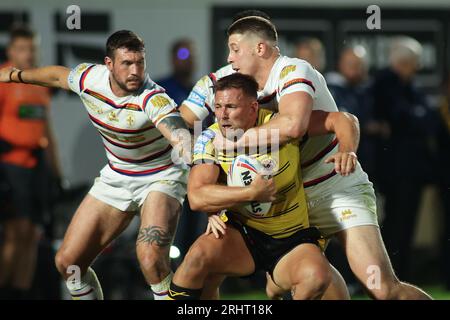 Wakefield, Royaume-Uni. 18 août 2023. Be Well support Stadium, Wakefield, West Yorkshire, 18 août 2023. Betfred Super League Wakefield Trinity vs Castleford Tigers Greg Eden de Castleford Tigers est attaqué par Jay Pitts et Jai Whitbread de Wakefield Trinity Credit : Touchlinepics/Alamy Live News Banque D'Images