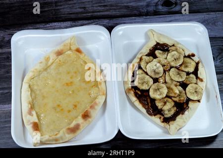 Un dessert du Moyen-Orient Chakhtoura, Une pâtisserie sucrée cuite au four et recouverte de chocolat, de tranches de banane, de yaourts de base labneh et de miel Banque D'Images