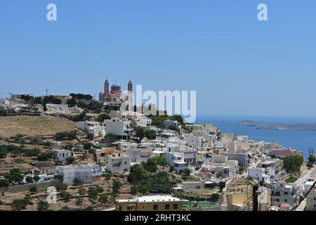 Vue sur la colline d'Ermoupoli, ville portuaire de l'île de Syros, Grèce, avec l'église de la Résurrection du Sauveur au loin Banque D'Images