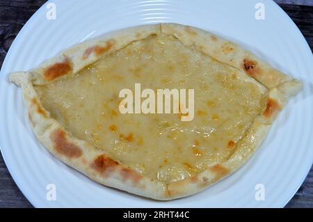 Miel labneh Chakhtoura, Une pâtisserie sucrée de tarte au yaourt labna, cuite au four puis recouverte de labanah yaourt moyen-oriental et aiguisée Banque D'Images