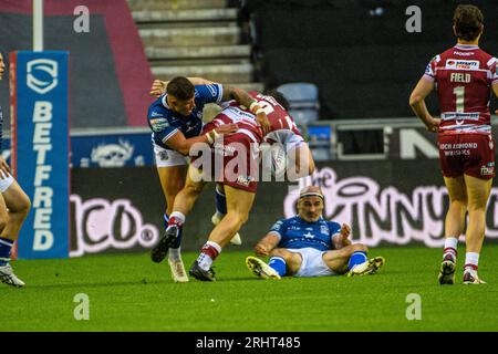 Liam Byrne des guerriers est attaqué par la défense du Hull FC lors du match de Betfred Super League entre Wigan Warriors et le Hull football Club au DW Stadium, Wigan, le vendredi 18 août 2023. (Photo : Ian Charles | MI News) Banque D'Images