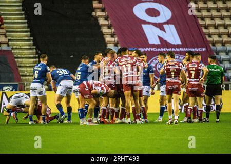 Les tempéraments éclatent tôt dans le match entre les équipes lors du match de Betfred Super League entre Wigan Warriors et Hull football Club au DW Stadium, Wigan le vendredi 18 août 2023. (Photo : Ian Charles | MI News) crédit : MI News & Sport / Alamy Live News Banque D'Images