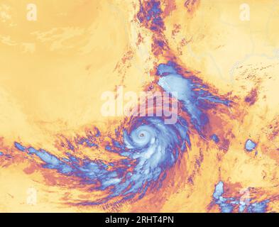 Océan Pacifique. 18 août 2023. L'ouragan Hilary, une tempête de catégorie 4 dans l'océan Pacifique, s'est approché de la péninsule de Basse-Californie. Le radiomètre infrarouge visible (VIIRS) du satellite NOAA-20 a acquis cette image de Hilary avant l'aube ce matin, lorsque l'œil de la tempête se trouvait à environ 400 milles au large de la côte de la péninsule. L'image montre les données de température de luminosité infrarouge, ce qui est utile pour distinguer les structures nuageuses plus froides (blanc et bleu) des surfaces plus chaudes en dessous (jaune). Les températures les plus fraîches sont généralement associées aux nuages les plus hauts. (CRE Banque D'Images