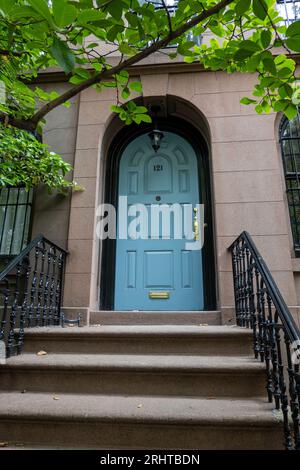 Une brownstone bien entretenue à Murray Hill dispose d'une porte bleue, New York City, USA 2023 Banque D'Images