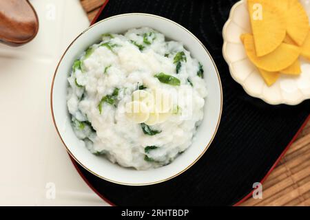 Vue de dessus Nanakusa Gayu, porridge de riz à sept herbes japonais. Au Japon, les gens mangent Nanakusa-gayu le matin du 7 janvier. Banque D'Images