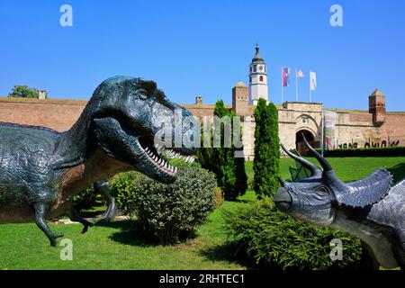 Jura Avantura, un parc à thème de dinosaures, situé à la porte intérieure du Stambol de la forteresse de Belgrade (Kalemegdan) lors d'une glorieuse journée d'été à Belgrade, en Serbie Banque D'Images