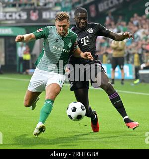 Brême. 18 août 2023. Dayot Upamecano (à droite) du FC Bayern Munich affronte Niclas Fullkrug du SV Werder Bremen lors du match de 1e tour de division de bundesliga entre le SV Werder Bremen et le FC Bayern Munich à Brême, en Allemagne, le 18 août 2023. Crédit : Ulrich Hufnagel/Xinhua/Alamy Live News Banque D'Images