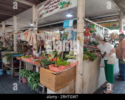 18 août 2023. Surabaya, Indonésie. Activités à Citraland Modern Market. Les vendeurs de divers biens essentiels affichent leurs marchandises au potentiel Banque D'Images