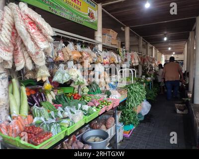 18 août 2023. Surabaya, Indonésie. Activités à Citraland Modern Market. Les vendeurs de divers biens essentiels affichent leurs marchandises au potentiel Banque D'Images
