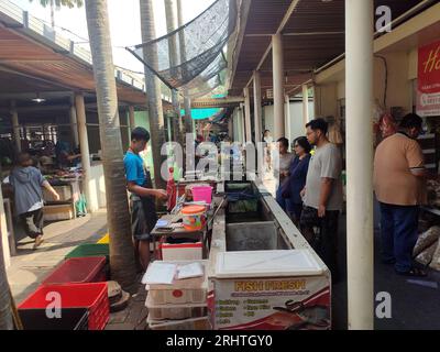 18 août 2023. Surabaya, Indonésie. Activités à Citraland Modern Market. Les vendeurs de divers biens essentiels affichent leurs marchandises au potentiel Banque D'Images