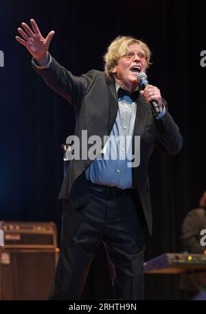 Hiawassee, Géorgie, États-Unis. 18 août 2023. Peter Noone sur scène pour Peter Noone en concert au Georgia Mountain Fairgrounds, Anderson Music Hall, Hiawassee, GA 18 août 2023. Crédit : Derek Storm/Everett Collection/Alamy Live News Banque D'Images