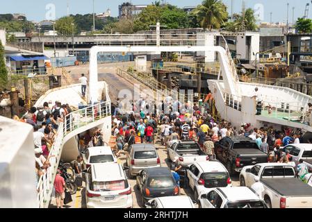 Salvador, Bahia, Brésil - 11 septembre 2022 : les passagers débarquent du ferry au terminal maritime BOM Despacho à Salvador, Bahia Banque D'Images
