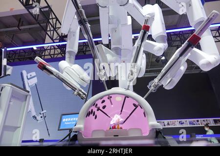 PÉKIN, CHINE - 18 AOÛT 2023 - Un robot chirurgical Da Vinci effectue une démonstration fonctionnelle lors de la Conférence mondiale des robots 2023 à Pékin, en Chine, Banque D'Images