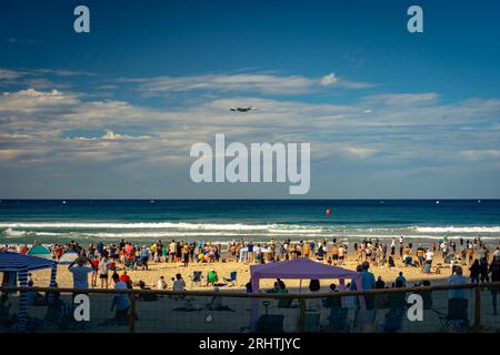 Gold Coast, Australie - 18 août 2023 : avion de chasse militaire FA-18 Super Hornet survolant la plage au Pacific Airshow Banque D'Images