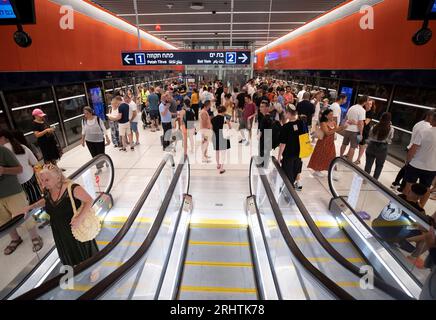 Tel Aviv. 18 août 2023. Les gens attendent sur le quai de la station de métro léger Allenby à tel Aviv, Israël le 18 août 2023. Environ 100 000 personnes de partout en Israël ont profité d'un trajet gratuit sur rail léger le long de la ligne rouge de tel Aviv vendredi, pour marquer le premier jour de fonctionnement de la ligne construite et exploitée conjointement par des sociétés chinoises et israéliennes. Crédit : Chen Junqing/Xinhua/Alamy Live News Banque D'Images