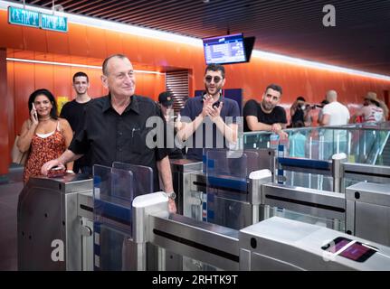 Tel Aviv. 19 août 2023. Ron Huldai, maire de tel Aviv-YAFO, entre dans la station de métro léger Allenby à tel Aviv, en Israël, le 18 août 2023. Environ 100 000 personnes de partout en Israël ont profité d'un trajet gratuit sur rail léger le long de la ligne rouge de tel Aviv vendredi, pour marquer le premier jour de fonctionnement de la ligne construite et exploitée conjointement par des sociétés chinoises et israéliennes. Crédit : Xinhua/Alamy Live News Banque D'Images