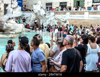 Rome, Italie. 18 août 2023. Touristes à la fontaine de Trevi, le seul des aqueducs anciens en usage continu à ce jour, est le plus célèbre des fontaines romaines. (Photo de Patrizia Cortellessa/Pacific Press) crédit : Pacific Press Media production Corp./Alamy Live News Banque D'Images