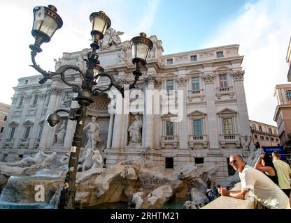 Rome, Italie. 18 août 2023. Touristes à la fontaine de Trevi, le seul des aqueducs anciens en usage continu à ce jour, est le plus célèbre des fontaines romaines. (Photo de Patrizia Cortellessa/Pacific Press) crédit : Pacific Press Media production Corp./Alamy Live News Banque D'Images