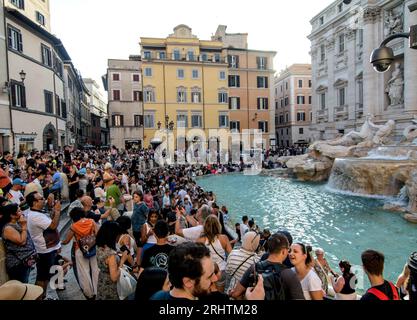 Rome, Italie. 18 août 2023. Touristes à la fontaine de Trevi, le seul des aqueducs anciens en usage continu à ce jour, est le plus célèbre des fontaines romaines. (Photo de Patrizia Cortellessa/Pacific Press) crédit : Pacific Press Media production Corp./Alamy Live News Banque D'Images