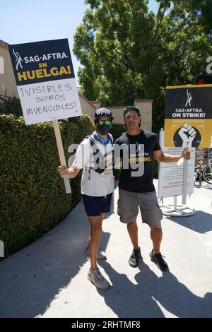 Burbank, Californie, États-Unis 18 août 2023 Warner Bros. Les studios pendant la grève de la WGA SAG-AFTRA alors que les acteurs/scénaristes piquent à Warner Bros. Studios le 18 août 2023 à Burbank, Californie, États-Unis. Photo de Barry King/Alamy Live News Banque D'Images