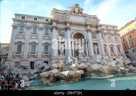 Rome, Italie, Italie. 18 août 2023. Touristes à la fontaine de Trevi, le seul des aqueducs anciens en usage continu à ce jour, est le plus célèbre des fontaines romaines. (Image de crédit : © Patrizia Cortellessa/Pacific Press via ZUMA Press Wire) USAGE ÉDITORIAL SEULEMENT! Non destiné à UN USAGE commercial ! Crédit : ZUMA Press, Inc./Alamy Live News Banque D'Images