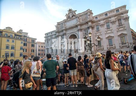 Rome, Italie, Italie. 18 août 2023. Touristes à la fontaine de Trevi, le seul des aqueducs anciens en usage continu à ce jour, est le plus célèbre des fontaines romaines. (Image de crédit : © Patrizia Cortellessa/Pacific Press via ZUMA Press Wire) USAGE ÉDITORIAL SEULEMENT! Non destiné à UN USAGE commercial ! Crédit : ZUMA Press, Inc./Alamy Live News Banque D'Images