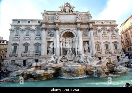 Rome, Italie, Italie. 18 août 2023. Touristes à la fontaine de Trevi, le seul des aqueducs anciens en usage continu à ce jour, est le plus célèbre des fontaines romaines. (Image de crédit : © Patrizia Cortellessa/Pacific Press via ZUMA Press Wire) USAGE ÉDITORIAL SEULEMENT! Non destiné à UN USAGE commercial ! Crédit : ZUMA Press, Inc./Alamy Live News Banque D'Images