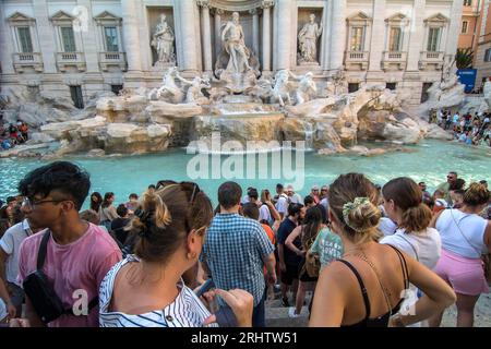 Rome, Italie, Italie. 18 août 2023. Touristes à la fontaine de Trevi, le seul des aqueducs anciens en usage continu à ce jour, est le plus célèbre des fontaines romaines. (Image de crédit : © Patrizia Cortellessa/Pacific Press via ZUMA Press Wire) USAGE ÉDITORIAL SEULEMENT! Non destiné à UN USAGE commercial ! Crédit : ZUMA Press, Inc./Alamy Live News Banque D'Images