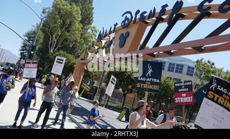 Burbank, Californie, États-Unis 18 août 2023 Walt Disney Studios pendant la grève de la SAG-AFTRA WGA alors que les acteurs/scénaristes piquent aux Walt Disney Studios le 18 août 2023 à Burbank, Californie, États-Unis. Photo de Barry King/Alamy Live News Banque D'Images