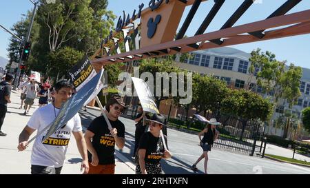 Burbank, Californie, États-Unis 18 août 2023 Walt Disney Studios pendant la grève de la SAG-AFTRA WGA alors que les acteurs/scénaristes piquent aux Walt Disney Studios le 18 août 2023 à Burbank, Californie, États-Unis. Photo de Barry King/Alamy Live News Banque D'Images