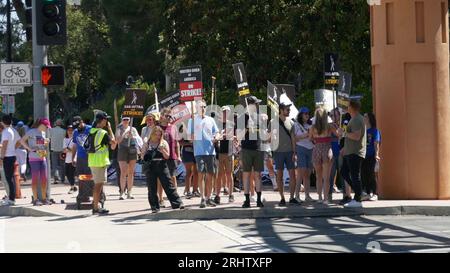 Burbank, Californie, États-Unis 18 août 2023 Walt Disney Studios pendant la grève de la SAG-AFTRA WGA alors que les acteurs/scénaristes piquent aux Walt Disney Studios le 18 août 2023 à Burbank, Californie, États-Unis. Photo de Barry King/Alamy Live News Banque D'Images