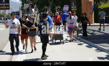 Burbank, Californie, États-Unis 18 août 2023 Walt Disney Studios pendant la grève de la SAG-AFTRA WGA alors que les acteurs/scénaristes piquent aux Walt Disney Studios le 18 août 2023 à Burbank, Californie, États-Unis. Photo de Barry King/Alamy Live News Banque D'Images