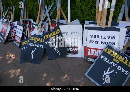 Burbank, Californie, États-Unis 18 août 2023 Walt Disney Studios pendant la grève de la SAG-AFTRA WGA alors que les acteurs/scénaristes piquent aux Walt Disney Studios le 18 août 2023 à Burbank, Californie, États-Unis. Photo de Barry King/Alamy Live News Banque D'Images