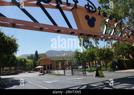 Burbank, Californie, États-Unis 18 août 2023 Walt Disney Studios pendant la grève de la SAG-AFTRA WGA alors que les acteurs/scénaristes piquent aux Walt Disney Studios le 18 août 2023 à Burbank, Californie, États-Unis. Photo de Barry King/Alamy Live News Banque D'Images