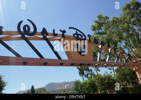 Burbank, Californie, États-Unis 18 août 2023 Walt Disney Studios pendant la grève de la SAG-AFTRA WGA alors que les acteurs/scénaristes piquent aux Walt Disney Studios le 18 août 2023 à Burbank, Californie, États-Unis. Photo de Barry King/Alamy Live News Banque D'Images