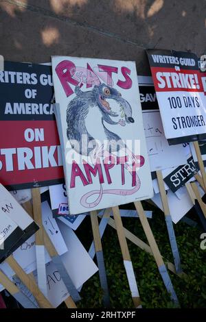 Burbank, Californie, États-Unis 18 août 2023 Walt Disney Studios pendant la grève de la SAG-AFTRA WGA alors que les acteurs/scénaristes piquent aux Walt Disney Studios le 18 août 2023 à Burbank, Californie, États-Unis. Photo de Barry King/Alamy Live News Banque D'Images