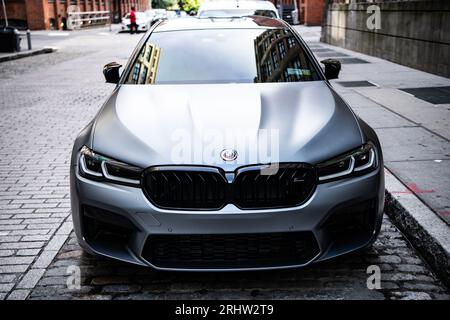 New York City, USA - 15 juillet 2023 : BMW F90 M5 voiture de couleur grise garée, vue de face Banque D'Images