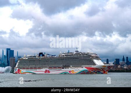 New York, USA - 11 juillet 2023 : bateau de croisière Norwegian Joy Sailing à côté de Manhattan à New York. Skyline de New York Manhattan croisière sur l'Hudson Banque D'Images